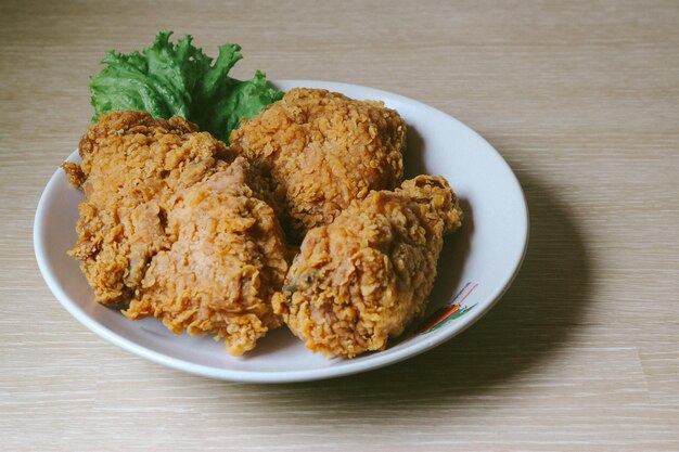 frango frito crocante kentucky em uma mesa de madeira Frango frito