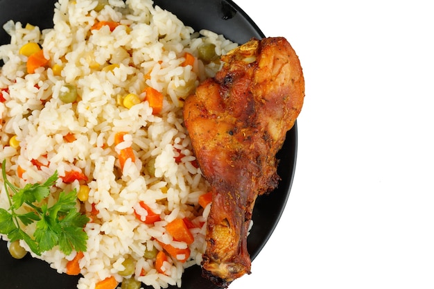 Foto frango frito e arroz com legumes em um prato um prato saboroso e saudável