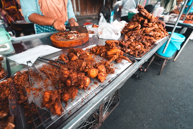 Frango frito e arroz pegajoso na Tailândia, frango frito no mercado