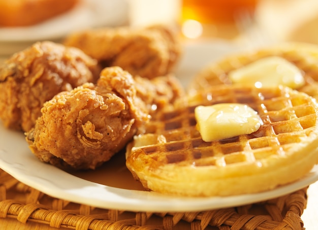 Frango frito e waffles no prato