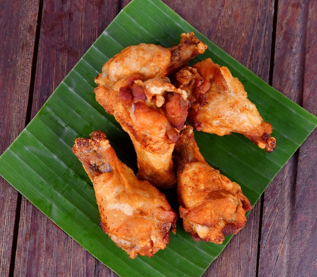 Foto frango frito em folha de bananeira