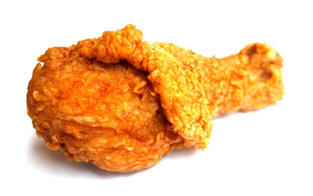 Frango frito isolado em branco