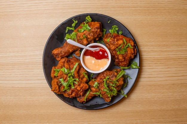 Frango frito tailandês com molho e ketchup servido em prato isolado na mesa de comida bangladeshi