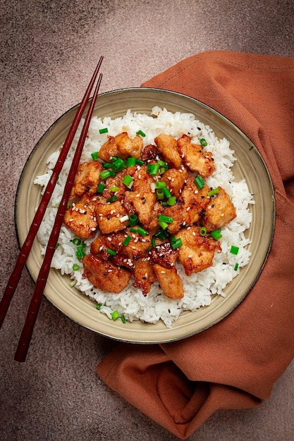 frango frito teriyaki com arroz cebola verde e gergelim caseiro sem pessoas