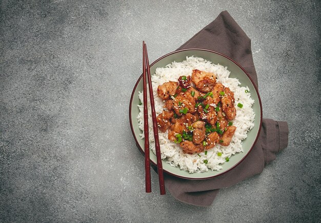 frango frito teriyaki com arroz cebola verde e gergelim caseiro sem pessoas