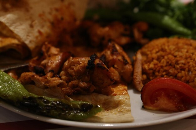 Frango grelhado ao molho e deliciosos legumes.