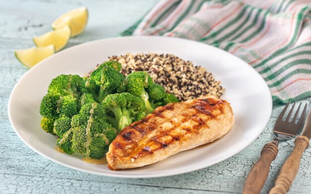 Frango grelhado com brócolis e quinoa