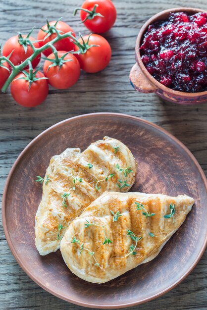 Frango grelhado com molho de cranberry e tomate cereja fresco