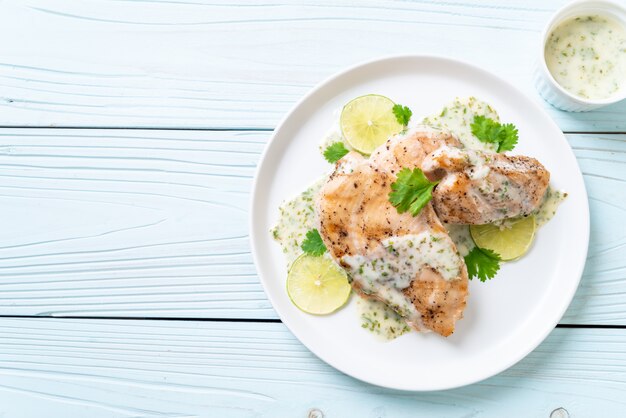 frango grelhado com molho de limão e limão