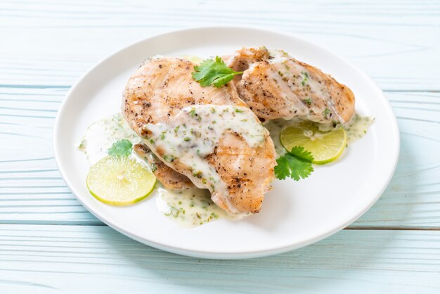 frango grelhado com molho de limão e limão