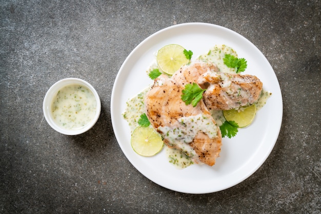 frango grelhado com molho de limão e limão