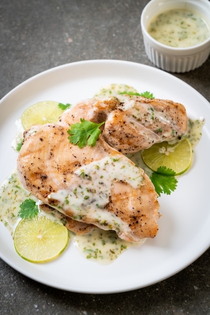 frango grelhado com molho de limão e limão