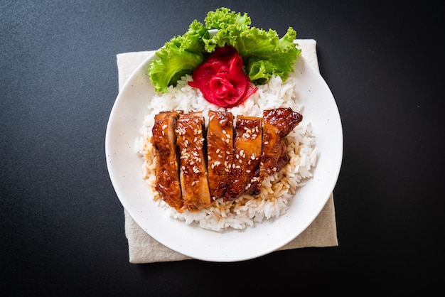 frango grelhado com molho teriyaki e arroz coberto