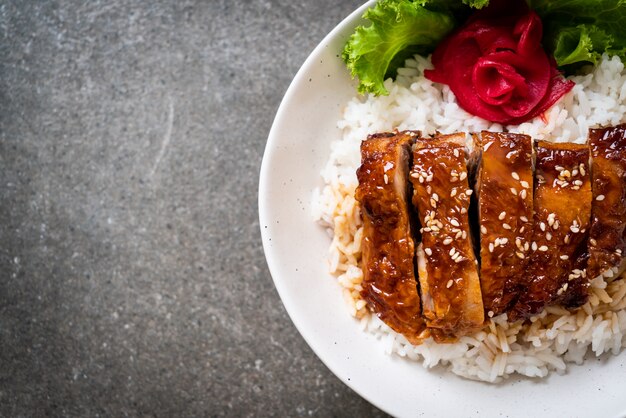 Frango grelhado com molho teriyaki e arroz coberto