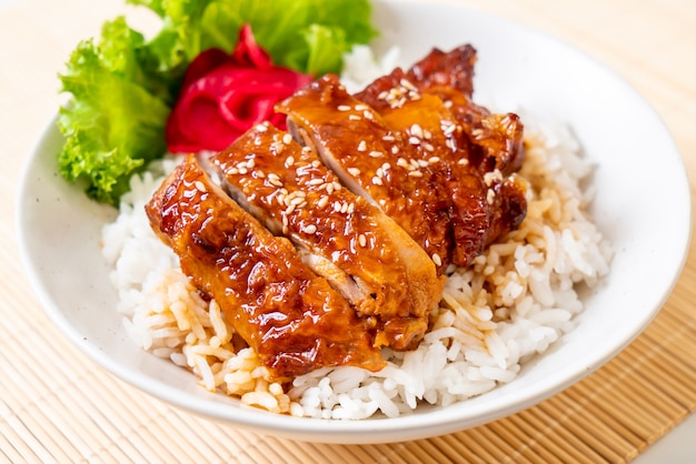 frango grelhado com molho teriyaki e arroz coberto