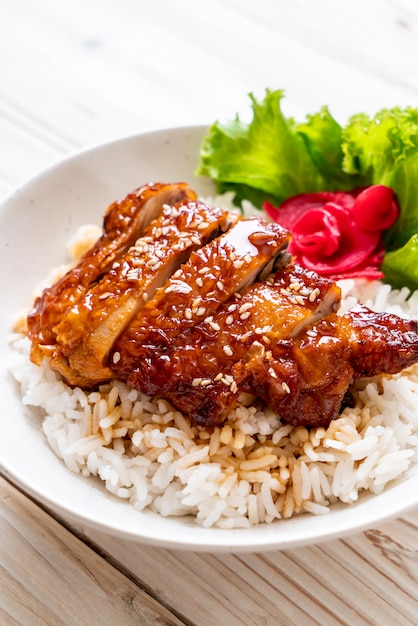 frango grelhado com molho teriyaki e arroz coberto