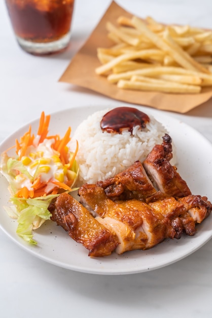 Frango grelhado com molho teriyaki e arroz