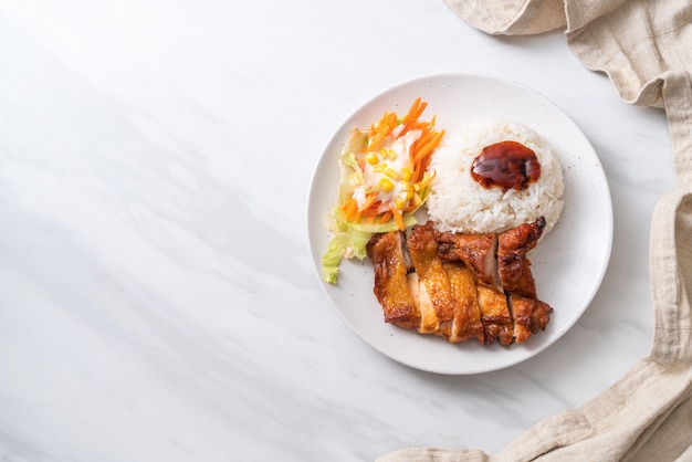 Frango grelhado com molho teriyaki e arroz