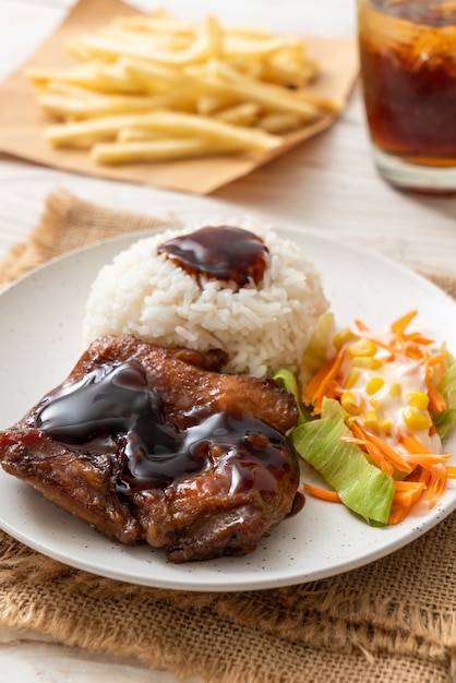 Frango grelhado com molho teriyaki e arroz