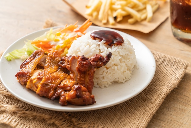 Frango grelhado com molho teriyaki e arroz