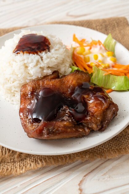 Frango grelhado com molho teriyaki e arroz