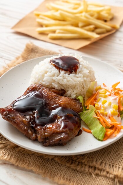 Frango grelhado com molho teriyaki e arroz