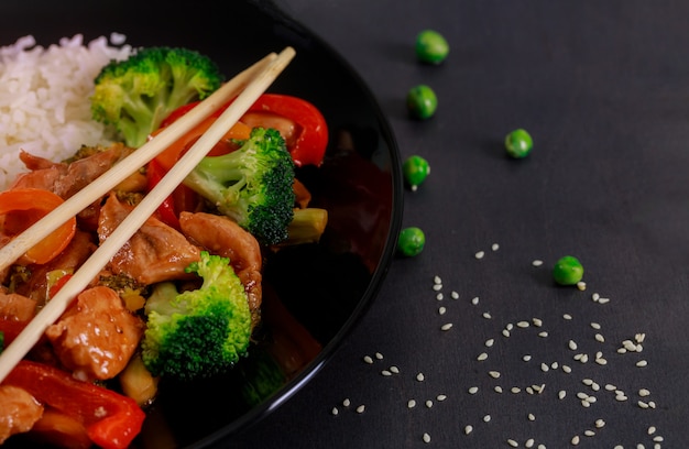 Frango grelhado com molho teriyaki na tigela de arroz coberto