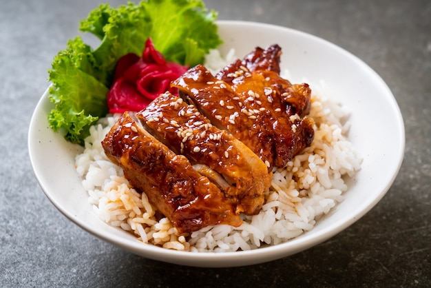 Frango grelhado com molho teriyaki no arroz coberto