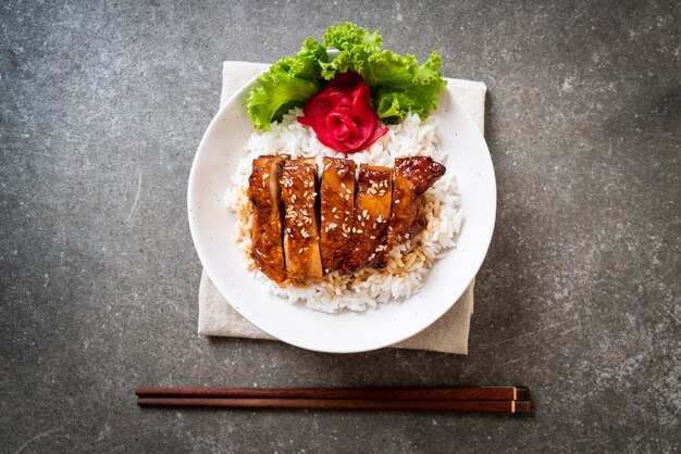 frango grelhado com molho teriyaki no arroz coberto