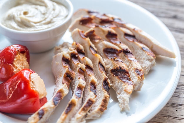 Frango grelhado com pimentos recheados e molho de tahine