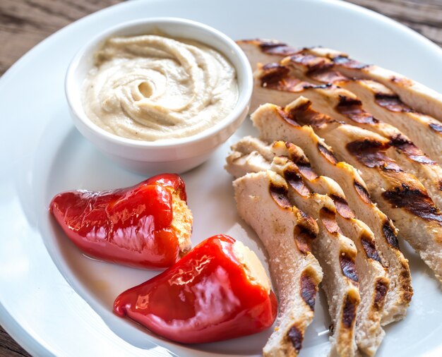 Frango grelhado com pimentos recheados e molho de tahine