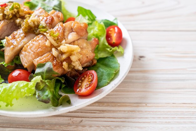 frango grelhado com salada de legumes