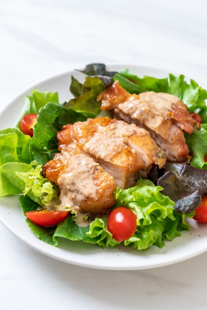 Frango grelhado com salada de legumes