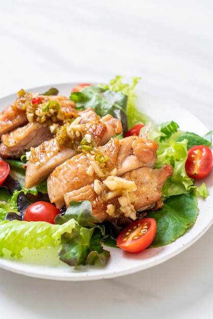 Frango grelhado com salada de legumes