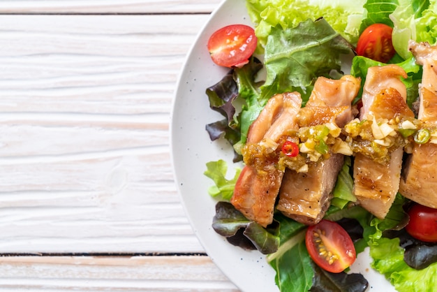 Frango grelhado com salada de legumes