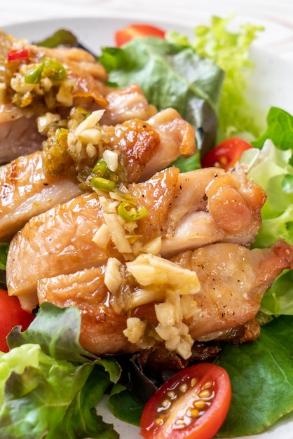 Frango grelhado com salada de legumes