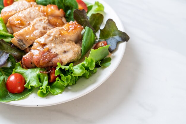 Frango grelhado com salada de legumes