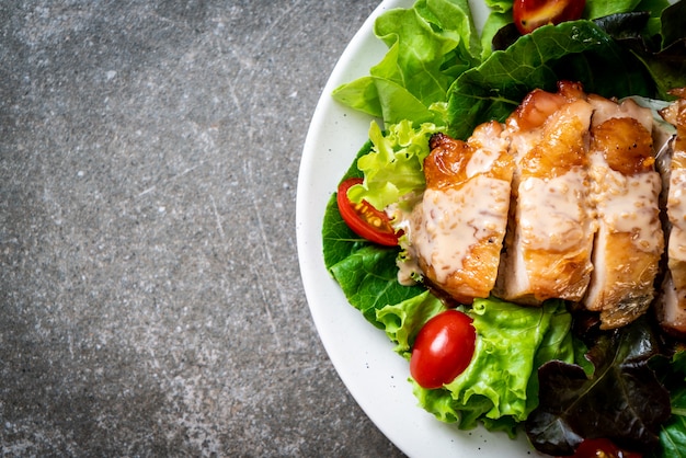 Frango grelhado com salada de legumes