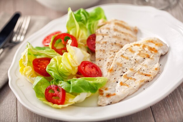 Frango grelhado com salada