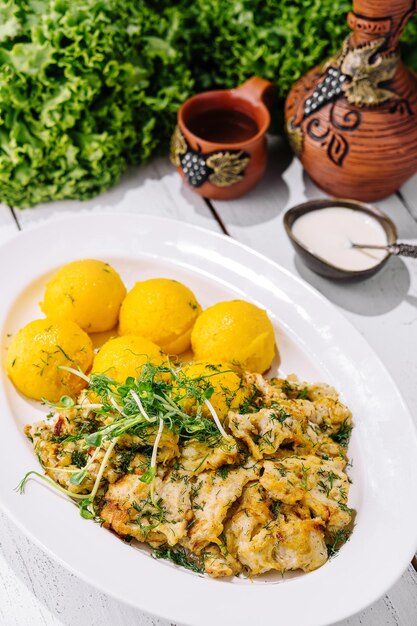 Foto frango grelhado e batatas cozidas no prato