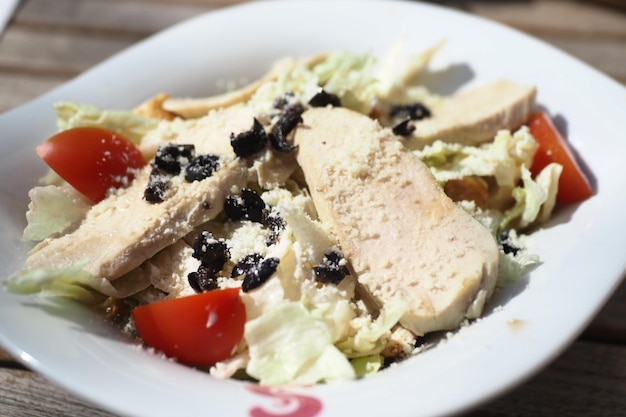 Frango grelhado e salada de legumes fresca na mesa