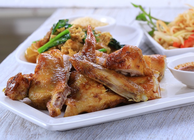 Frango grelhado e salada de papaia na mesa