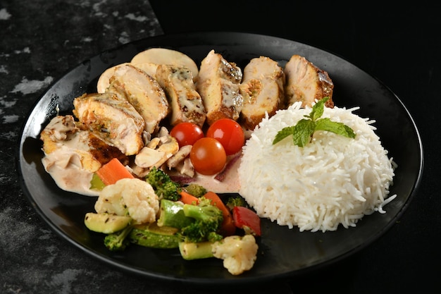 Frango grelhado . Filé de frango frito e salada de legumes fresca de tomate