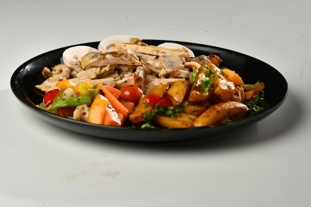 Frango grelhado . Filé de frango frito e salada de legumes fresca de tomate,