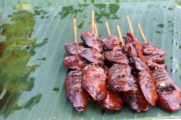 Frango grelhado na comida de rua