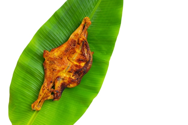 Frango grelhado na folha de bananeira, comida de estilo tailandês.