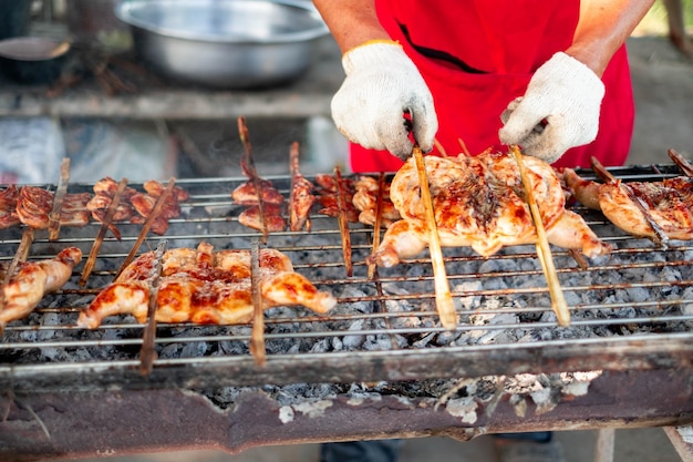 Frango grelhado na grelha Alimentos de rua tailandeses