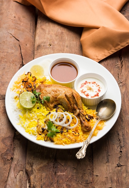 Frango Hyderabadi ou dum biryani, servido em um Kadhai ou tigela com molho de iogurte. foco seletivo