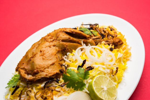 Frango Hyderabadi ou dum biryani, servido em um Kadhai ou tigela com molho de iogurte. foco seletivo