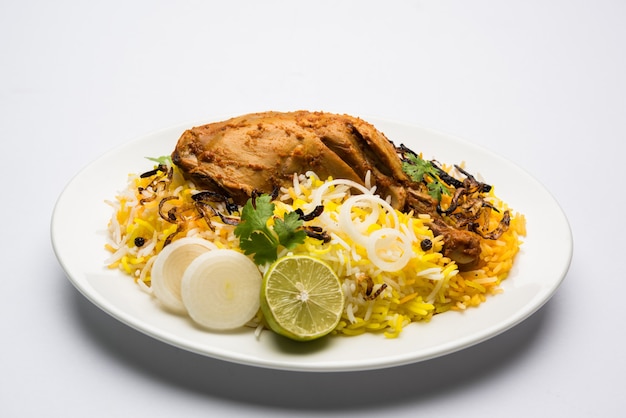 Frango hyderabadi ou dum biryani, servido em um kadhai ou tigela com molho de iogurte. foco seletivo